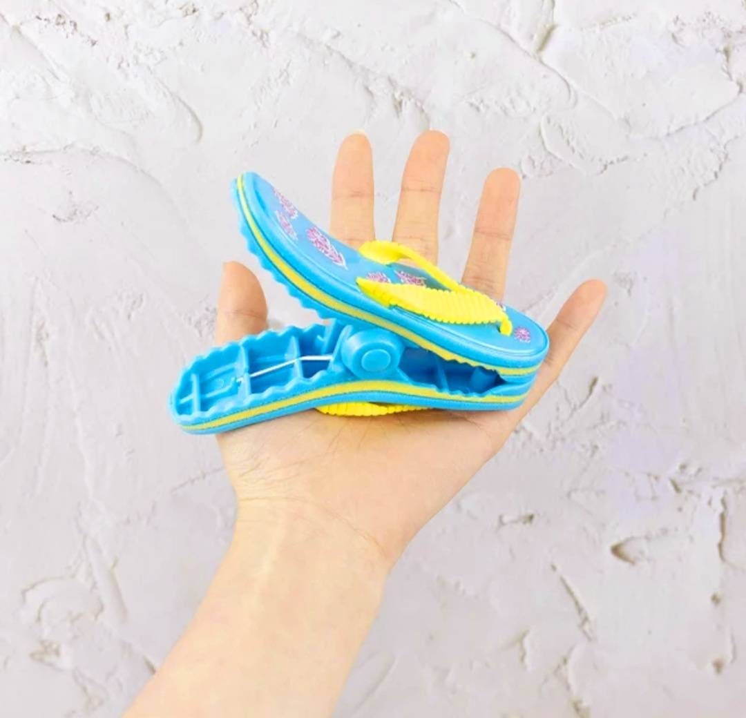 Pack of 2 Stylish Bright Color Towel Holders Hanger Clips for Hanging Clothes Bathing Suit Beach Towels